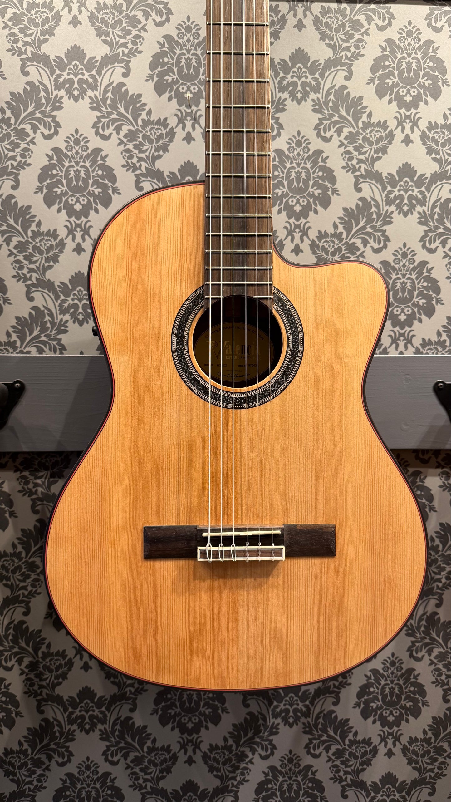 Valencia VC-704CE 4/4 Classic Guitar