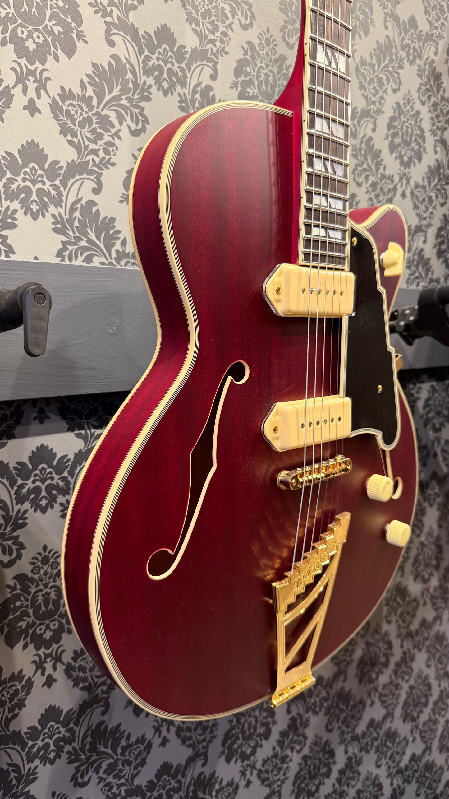 DAngelico Deluxe SS Satin Trans Wine incl. Case