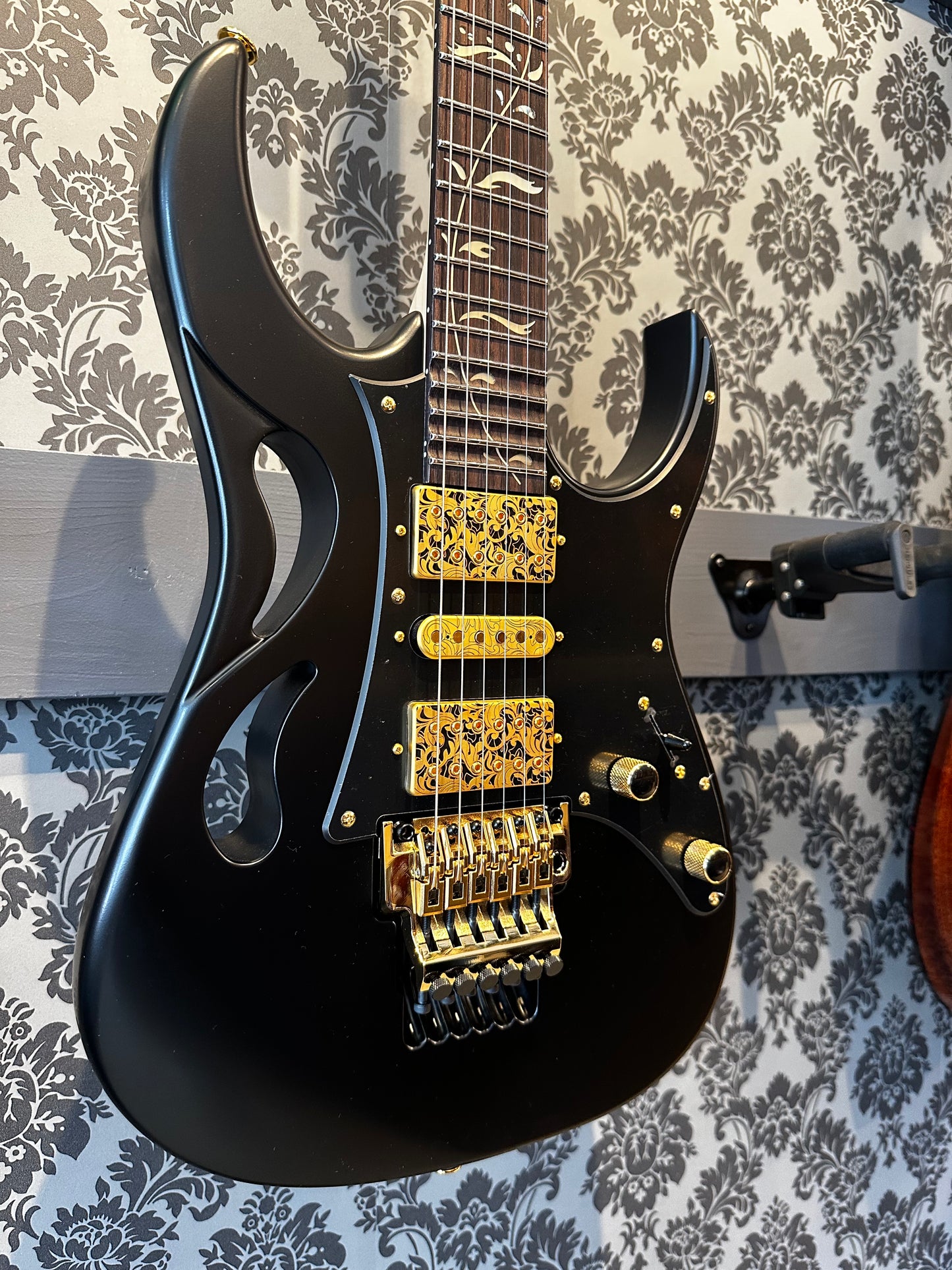 Ibanez PIA-3761XB Steve Vai Signature Model