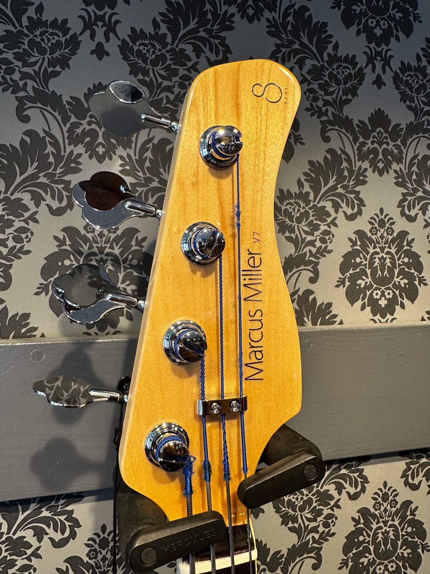 Sire Basses V7 2nd Gen Fretless V7+ A4F Black