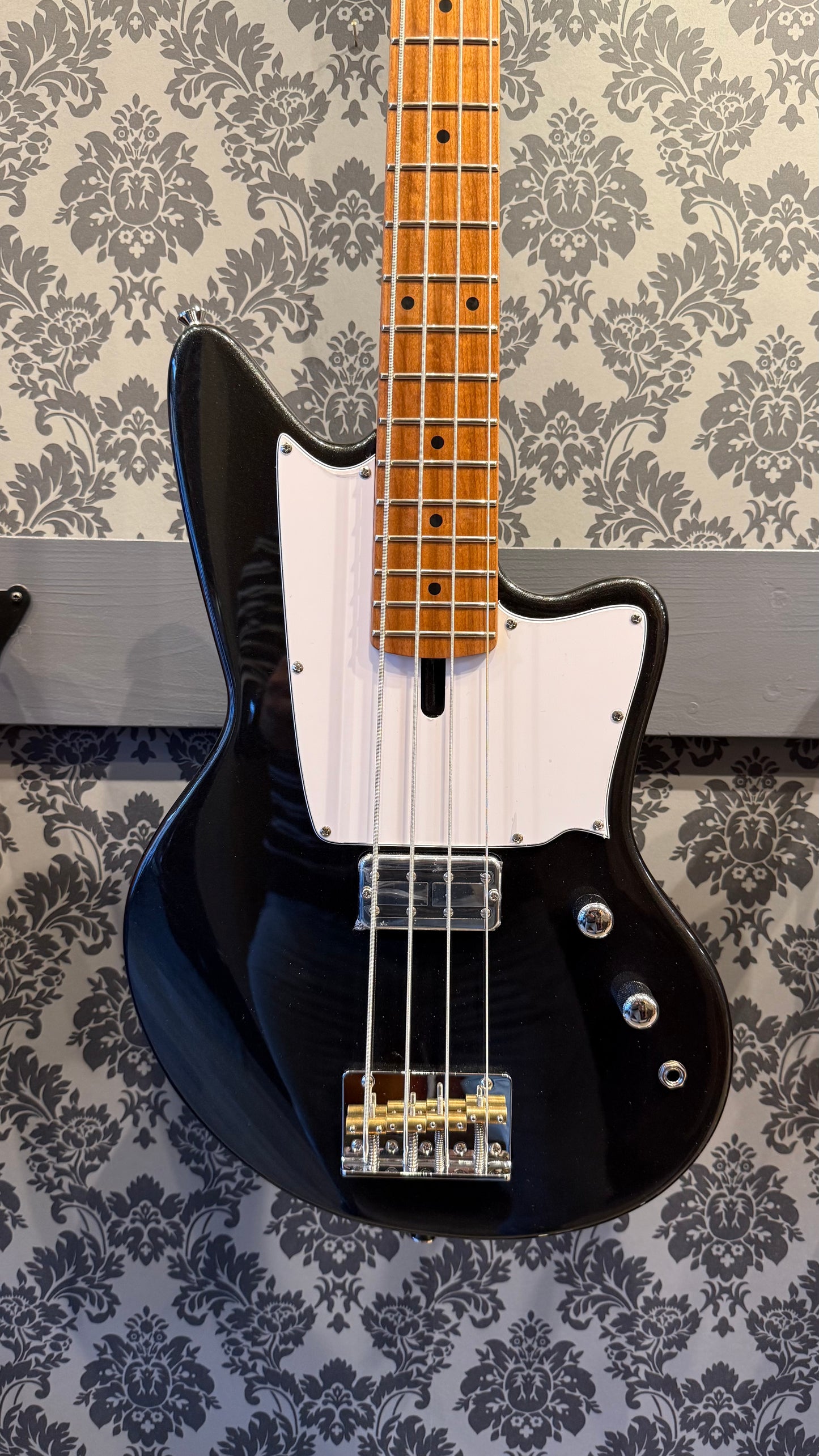 Ashdown The Capri Gloss Black