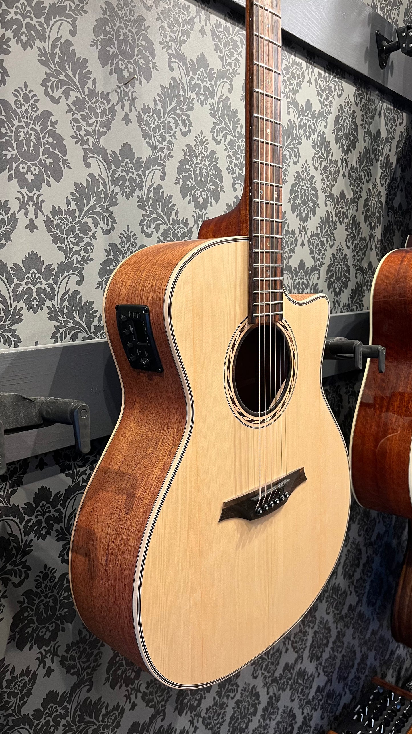 Bromo BAT-2CE Tahoma Series