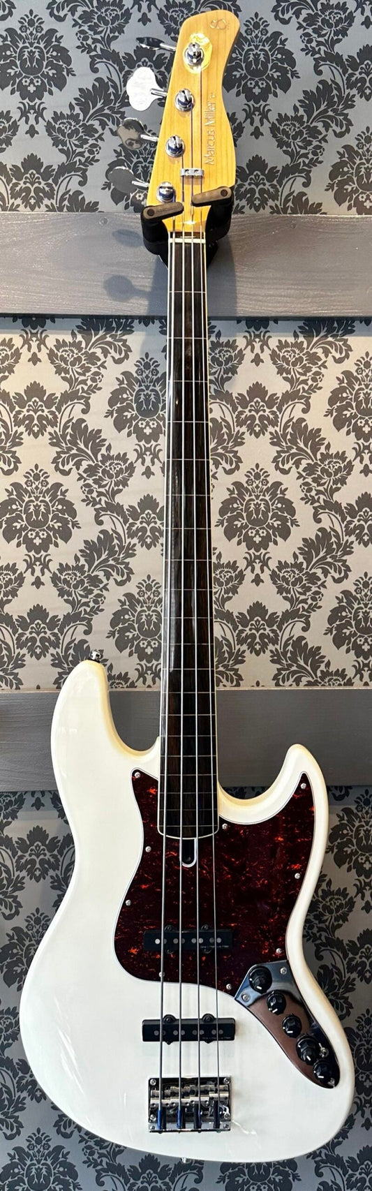 Sire V7 Marcus Miller Fretless White