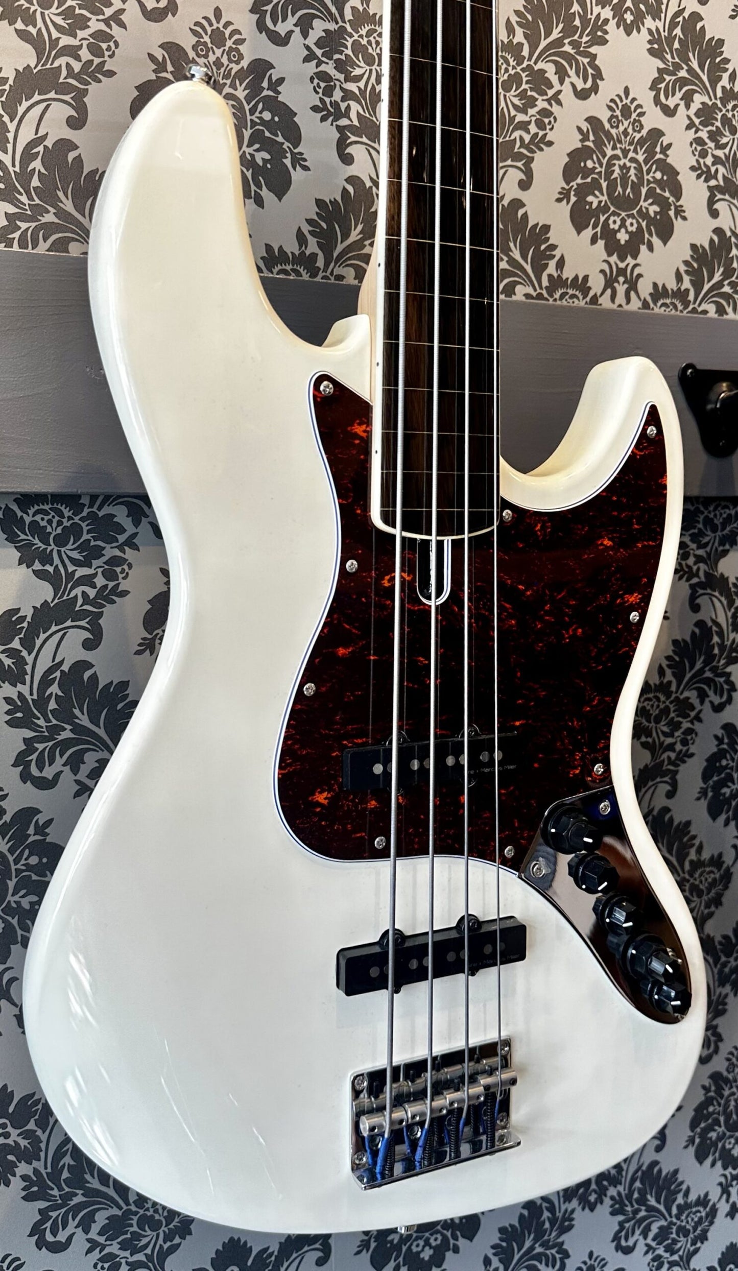 Sire V7 Marcus Miller Fretless White